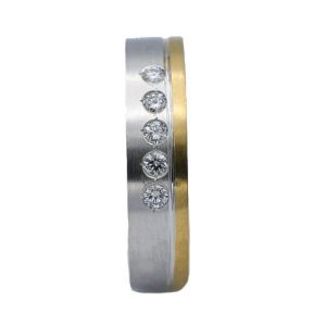 «REVOLUTION» Alianza con diamantes. Handmade.
